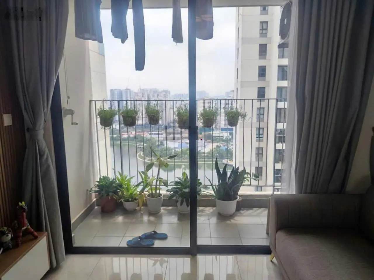 Bán căn 2 ngủ, diện tích 73m2, đủ đồ, view hồ Thanh Xuân, Vinhomes D'Capitale. LH: 0974 629 ***