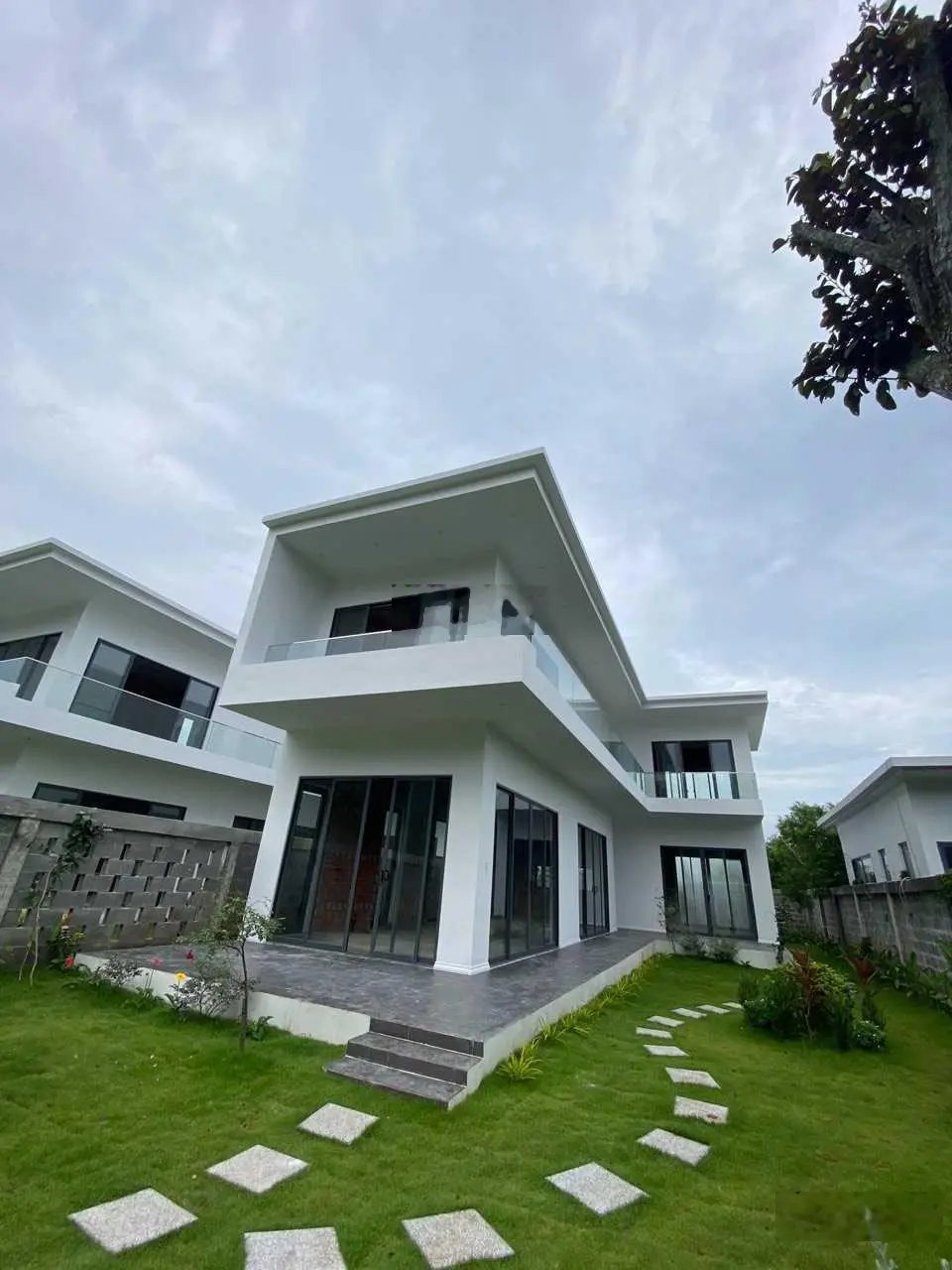 Villa 1 trệt 1 lầu MT Nguyễn Huệ - Đất Đỏ - BRVT DT 500m2 giá 5tỷ2