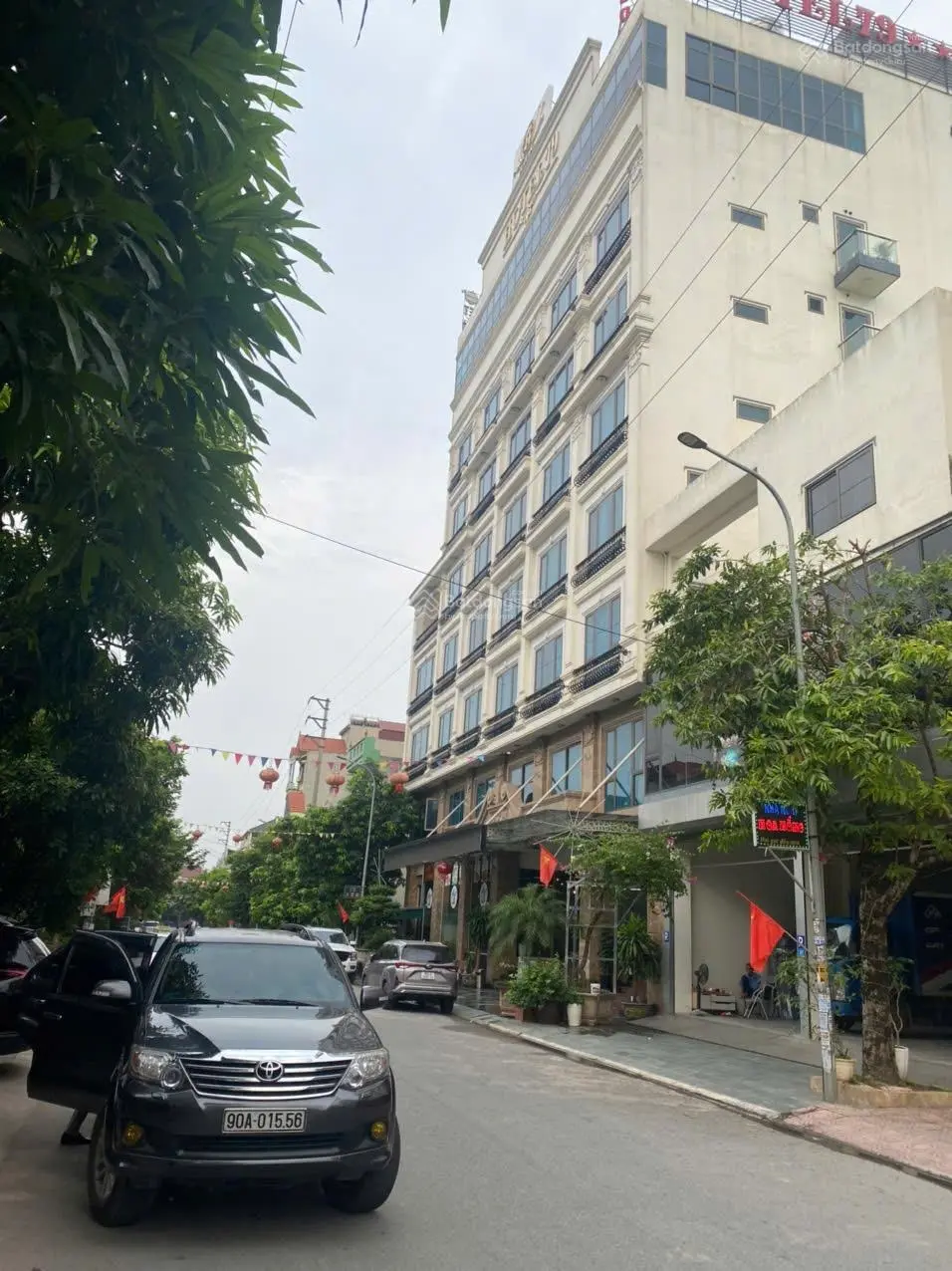 bán tòa khách sạn căn hộ 11,5 tầng