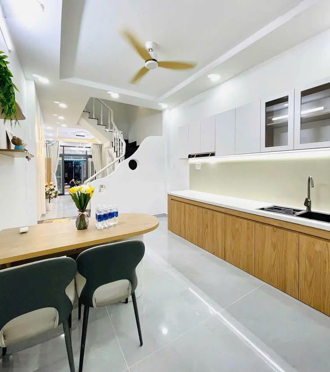 Bán nhanh nhà chính chủ 94,7m2 Nam Kỳ Khởi Nghĩa, P8, Q3. 3 lầu, 3PN, 3WC. Hẻm 6m