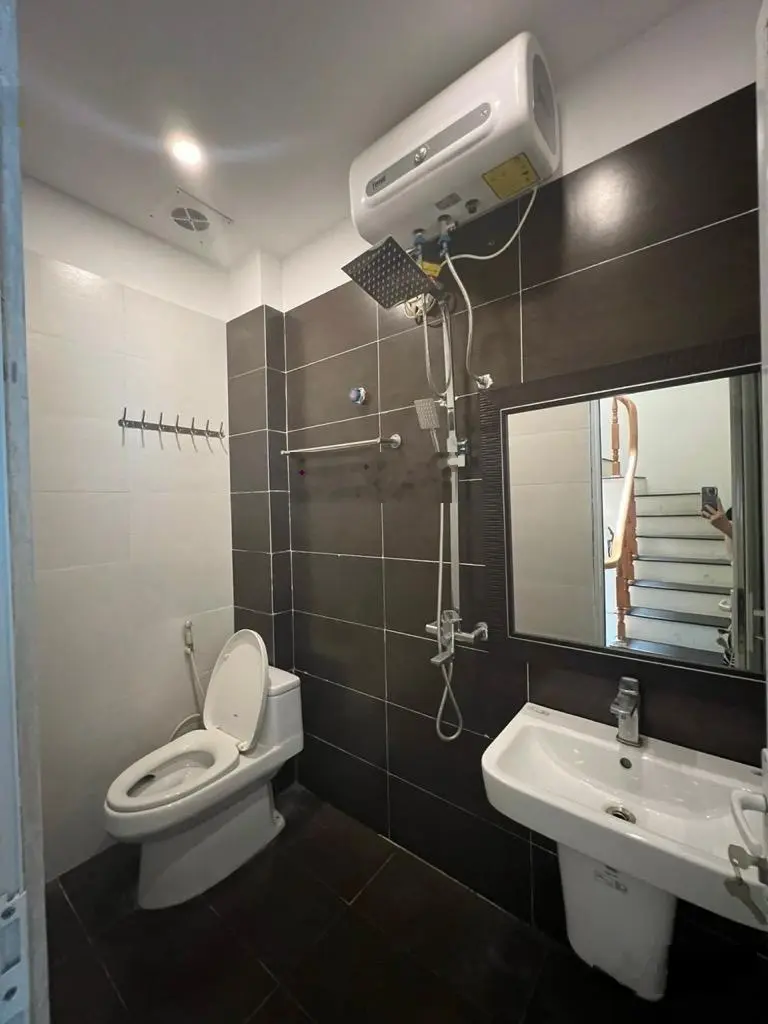 Bán nhà rẻ đẹp bát khối.gần cầu vĩnh tuy.aeon.long biên.ngõ nông đẹp gần ôtô tránh.hơn 4 tỷ ở luôn
