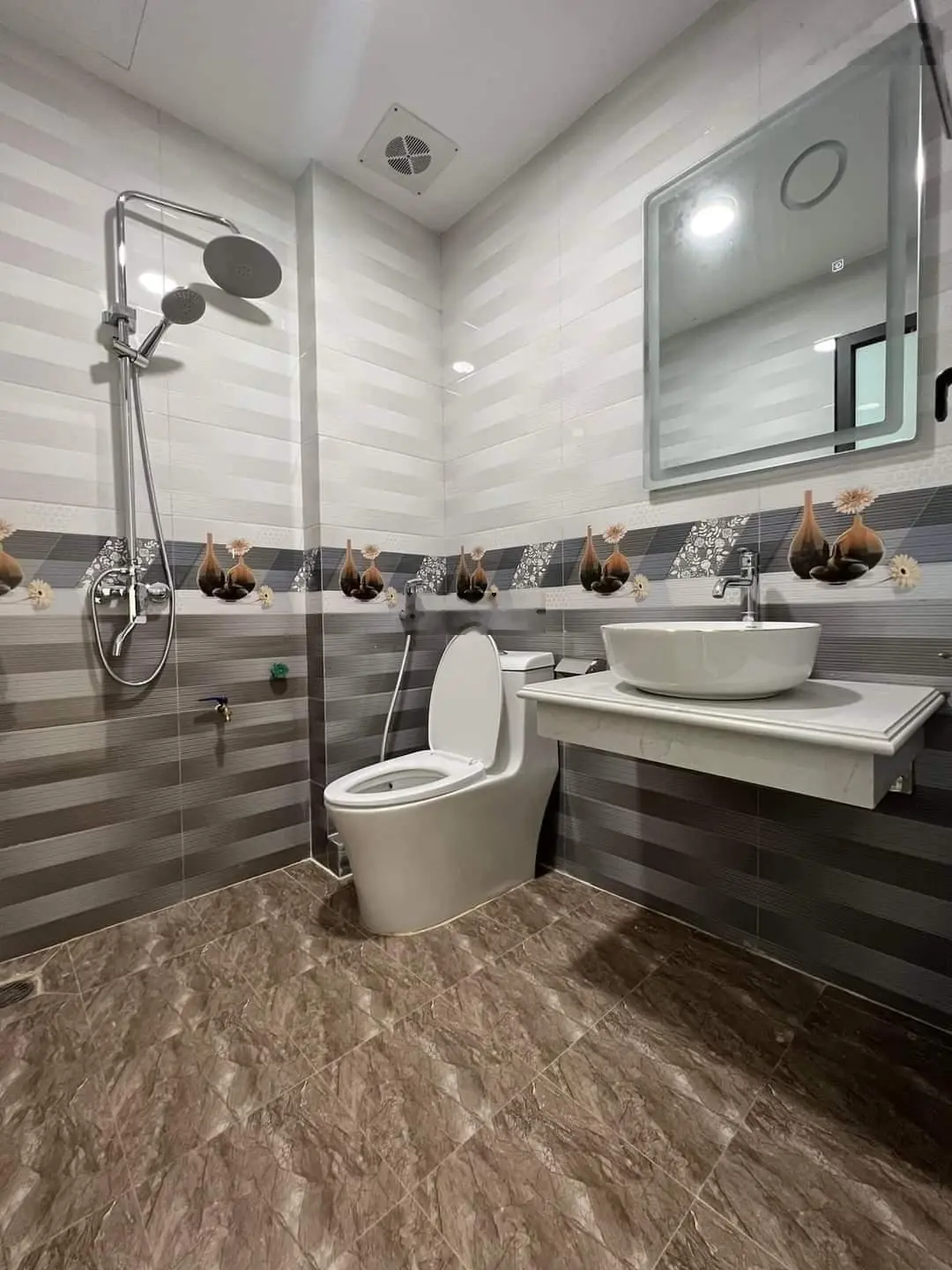 Bán nhà gần Học viện Tài chính - DT 43m2 x 4 tầng - giá 8.5 tỷ - kinh doanh - ô tô tránh