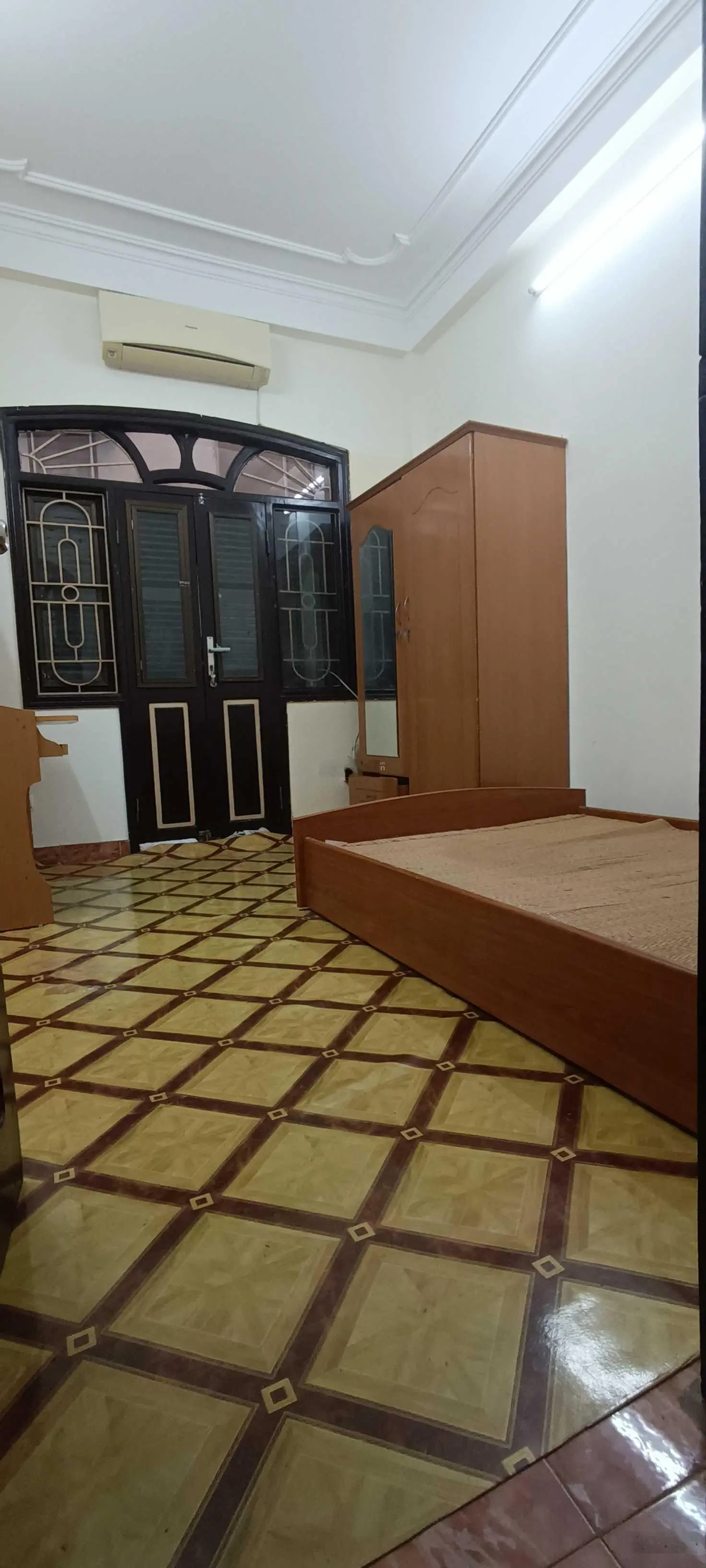BÁN GẤP NHÀ ĐẸP CẦU GIẤY NGÕ VÍP _ 50M.4 TẦNG .DÂN XÂY.VÔ CÙNG CHẮC CHẮN. OTO ĐẬU CỬA.CHÀO:9.6 TỶ