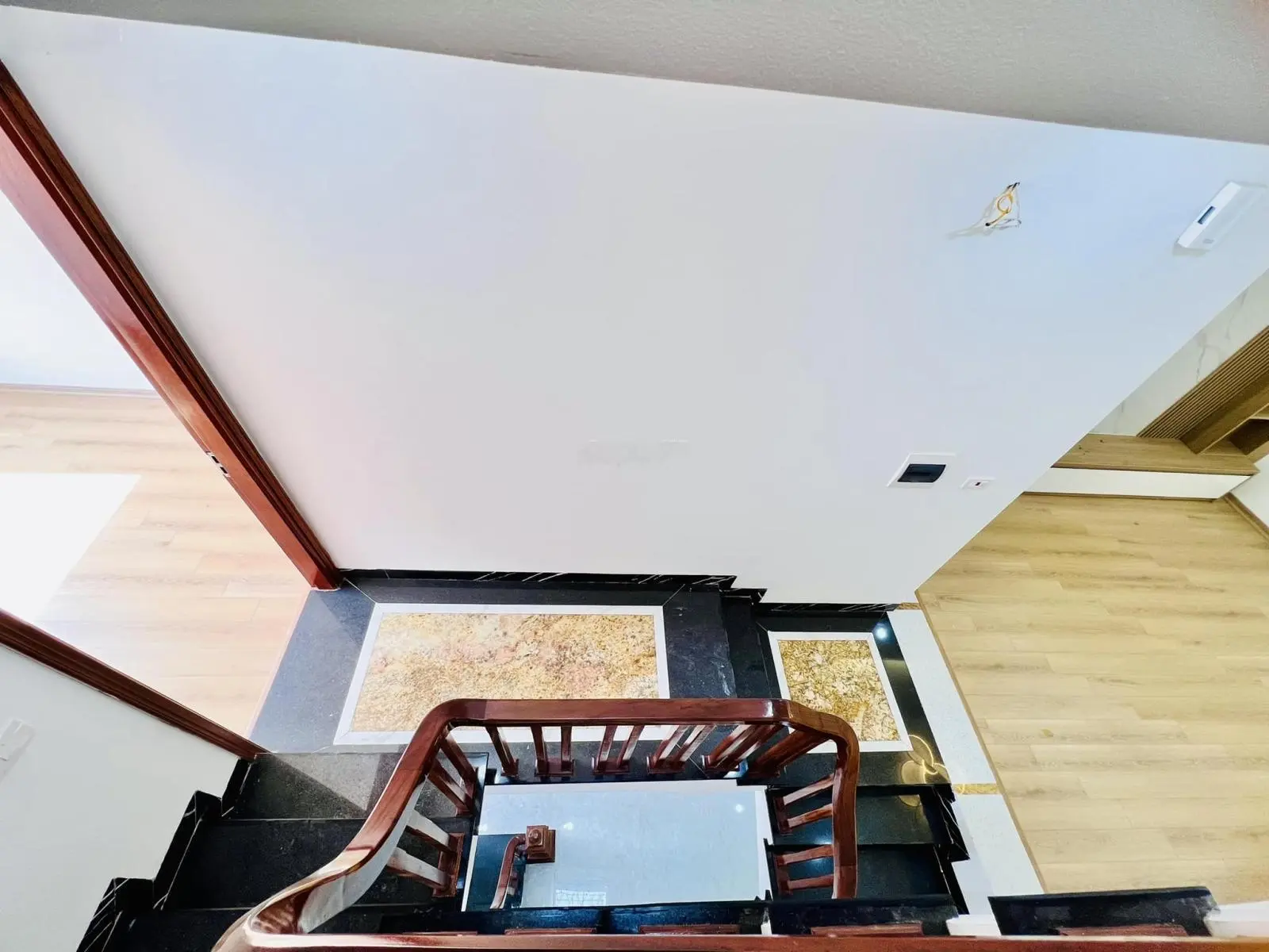 Bán nhà 5 tầng Ngô Quyền Hà Đông nhà mới, ô tô đỗ cổng, giá chỉ 7.99 tỷ