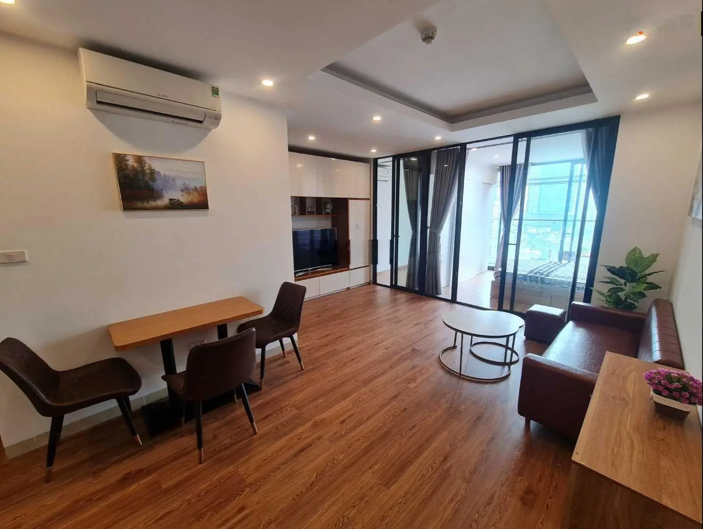 Căn hộ dành riêng cho khách đầu tư. Chính chủ bán căn 132m2. Tầng trung, căn góc. Đồ cơ bản