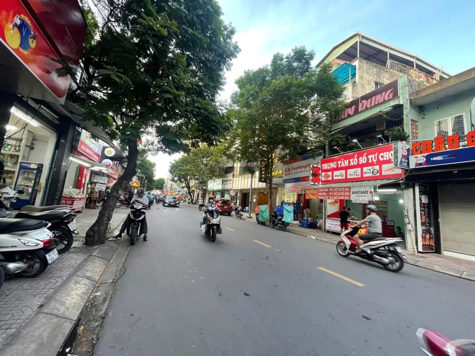 4,5 x 25m, bán nhà góc 2MT đường Nguyễn Minh Hoàng - K. 300 (đã hết lộ giới - 21,5 tỷ)