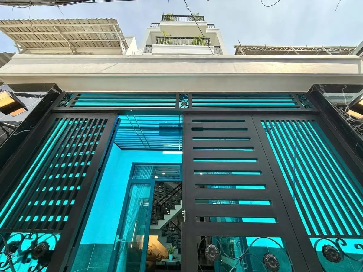 Ngân hàng thanh lý gấp căn nhà DT: 58m2 (4,5x13)m giá 3tỷ760 1 trệt 2 lầu đường Trương Định, P7, Q3