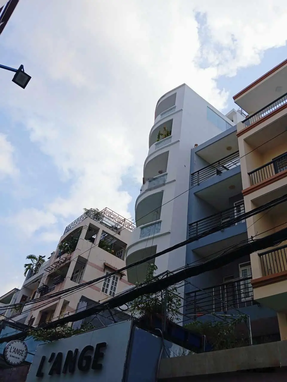 Mặt tiền khu Phan Xích Long, 52m2, sổ vuông A4, cách vài bước ra phố ẩm thực
