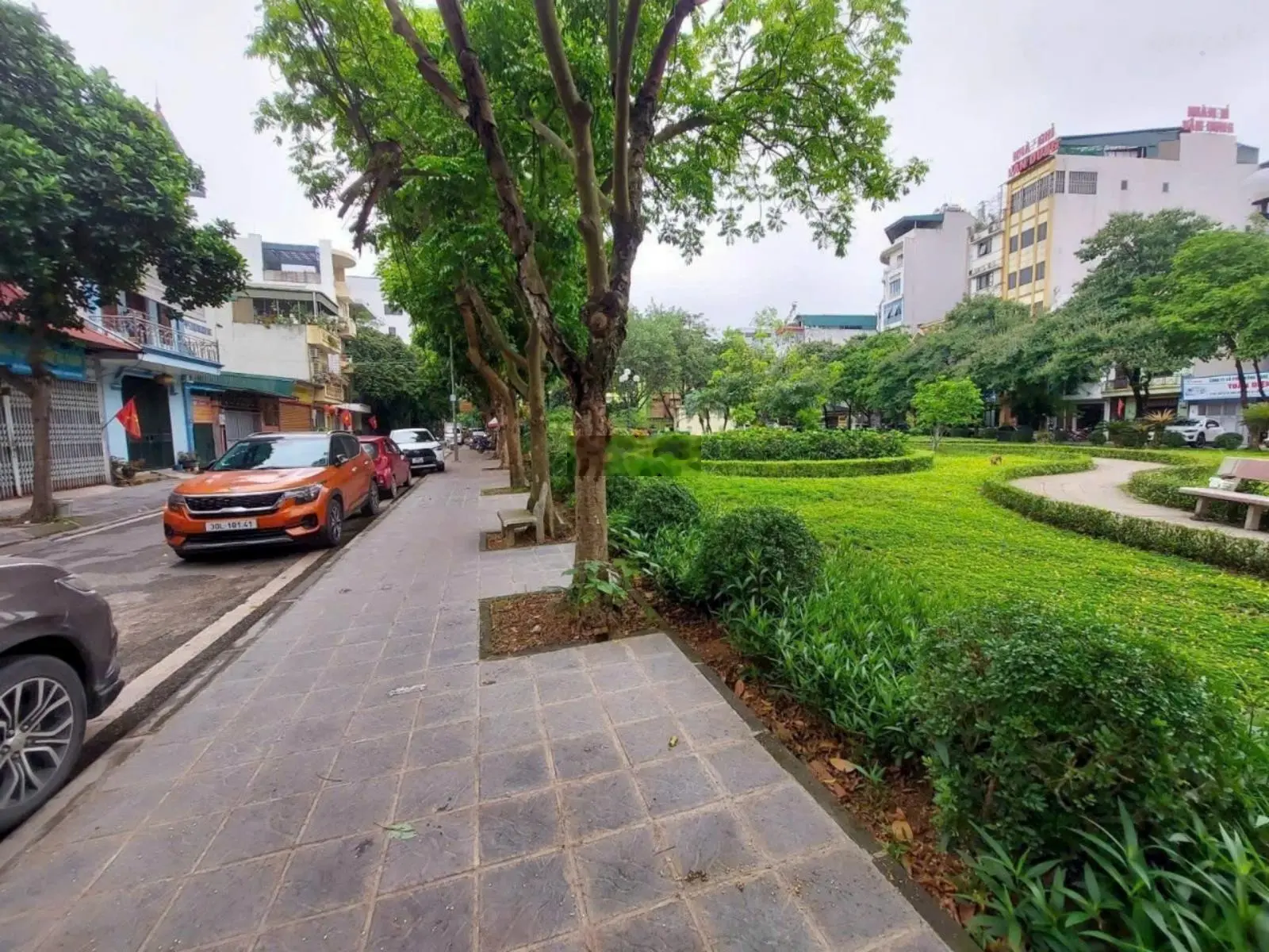 Cần Bán nhà TĐC Phố Trạm, Long Biên. View vườn hoa, vỉa hè, Kinh doanh. DT 80m2, MT 5m, giá 21.5 tỷ
