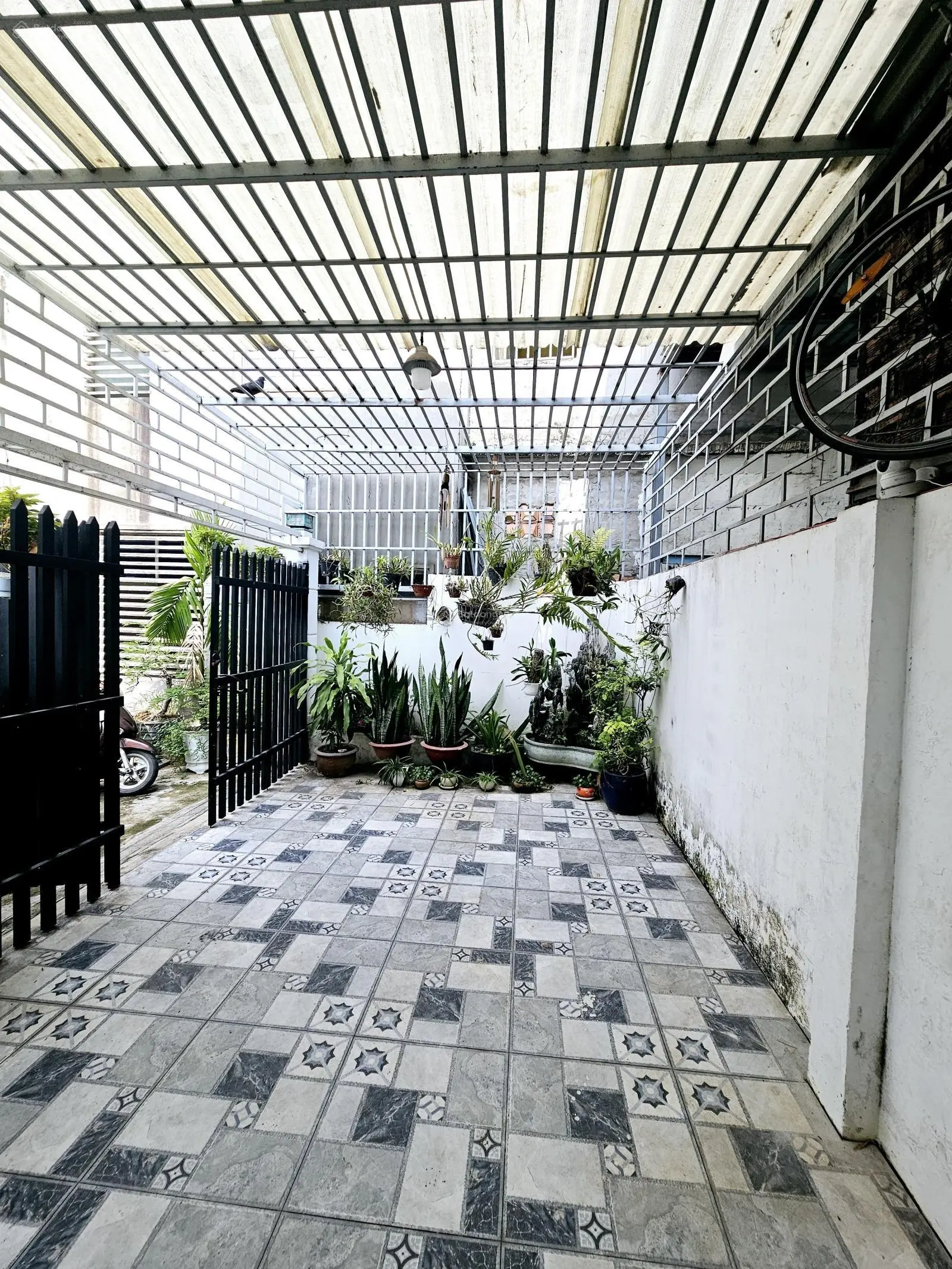 Bán nhà trệt 2 lầu có Hoàn Công ngay Trần Hưng Đạo chợ Dĩ An sân xe hơi 7c 3 phòng ngủ nhà xây ở