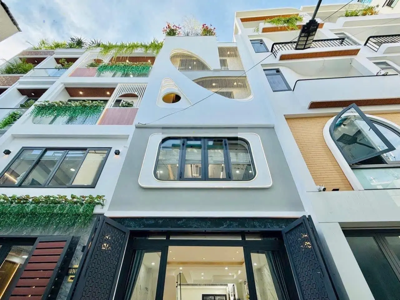 Nhà đẹp hẻm xe hơi 6m đường Nguyễn Thiện Thuật, Q3 xây 4 tầng, 42m2. Có sổ riêng