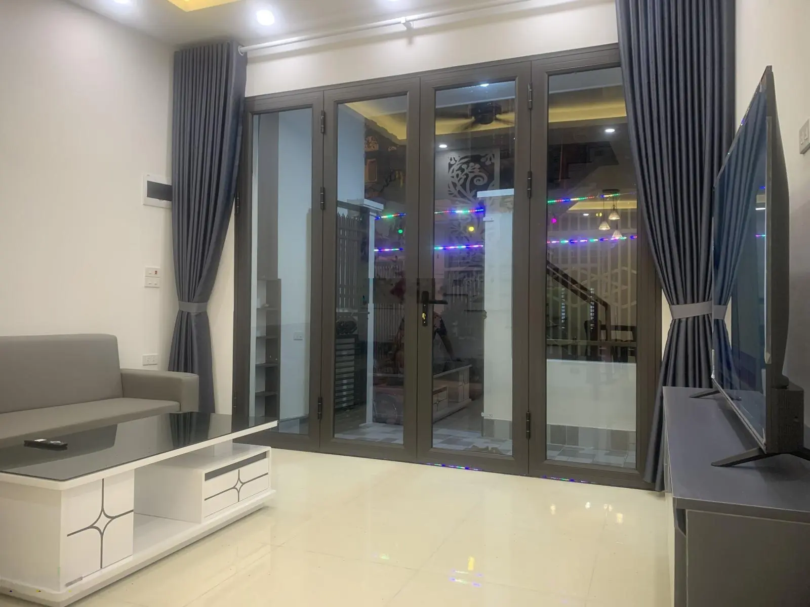 Bán nhà 3 tầng mới xây, TK hiện đại, gần chợ Rồng, gần hồ Biển Bạch, trung tâm TP. Ninh Bình