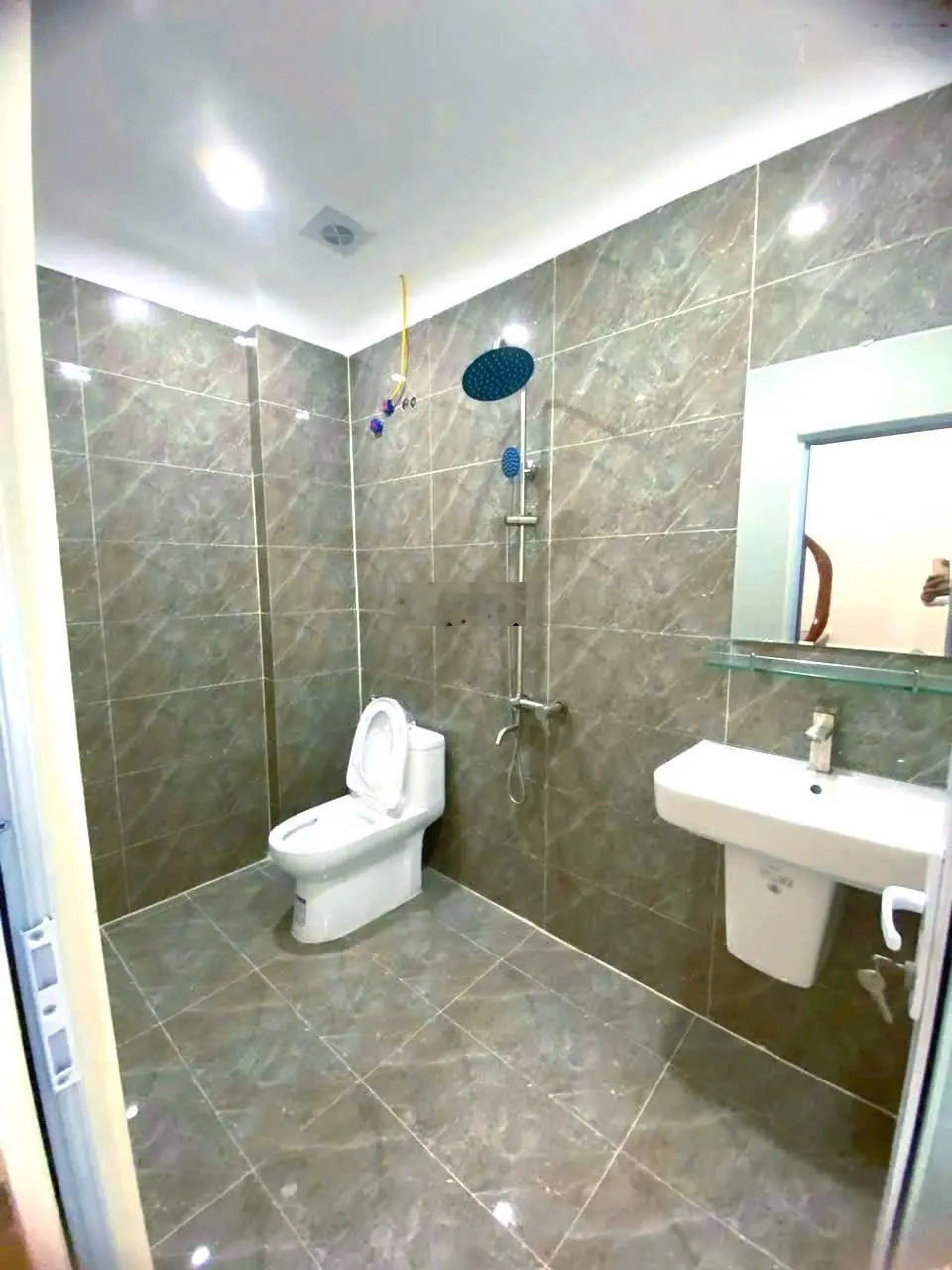 Nhà đẹp lô góc 43m2 x 3T, 2.9 tỷ, oto đậu cửa, gần chợ Tình Lam - Đại Thành