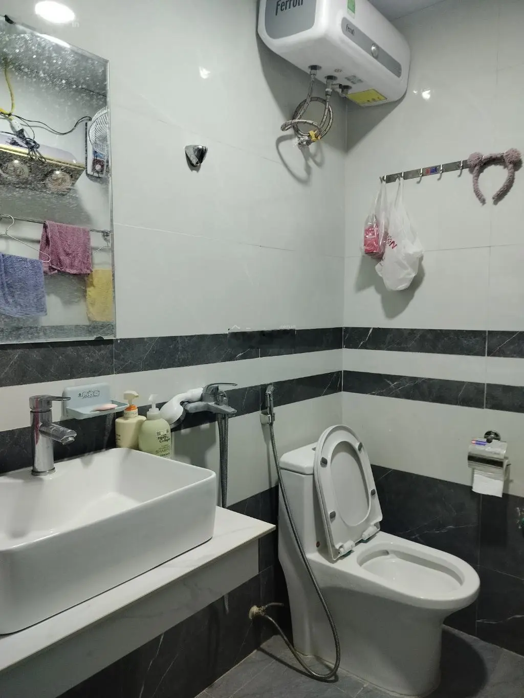 Nhà đẹp, nội thất xịn, có ô chờ thang máy, sân để xe, thoáng sáng, ô tô vào đến cửa