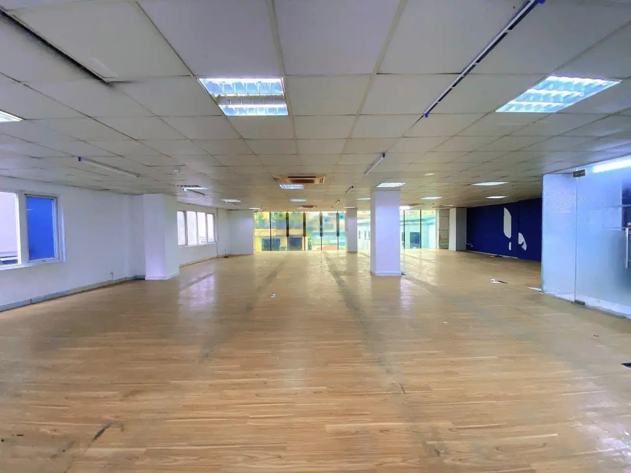 Bán toà nhà MP view hồ Hoàng Cầu - Đống Đa 240m2 9 tầng 1 hầm mặt tiền 10m cho thuê KD VP 350tr/th