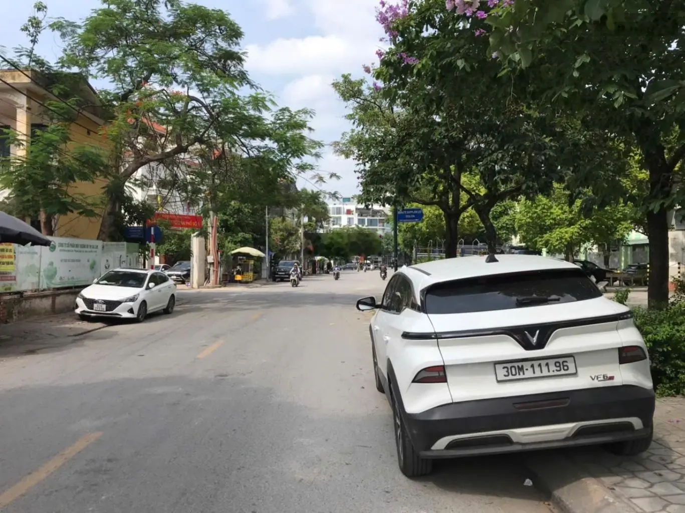 NHÀ LÔ GÓC GARA Ô TÔ THANG MÁY FULL NỘI THẤT Phố Ái Mộ, Long Biên 67m sử dụng 6.5