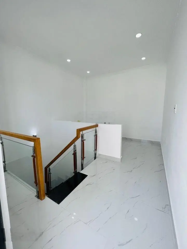 Sang nhanh nhà 1 trệt 1 lầu 5x18=90m2 KDC Bình Tân Hương Lộ 2 cách Quốc Lộ 1A 300m sổ sẵn