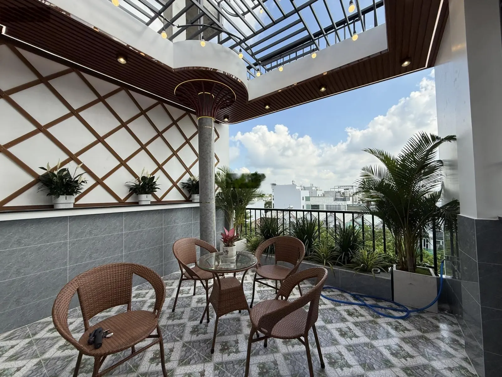 Nhà mặt tiền đường thông sẹc ngắn Hà Hà Huy Giáp, DT:4x25M, Trệt, 3 Lầu, 4PN, Sân ô tô, Sân thượng