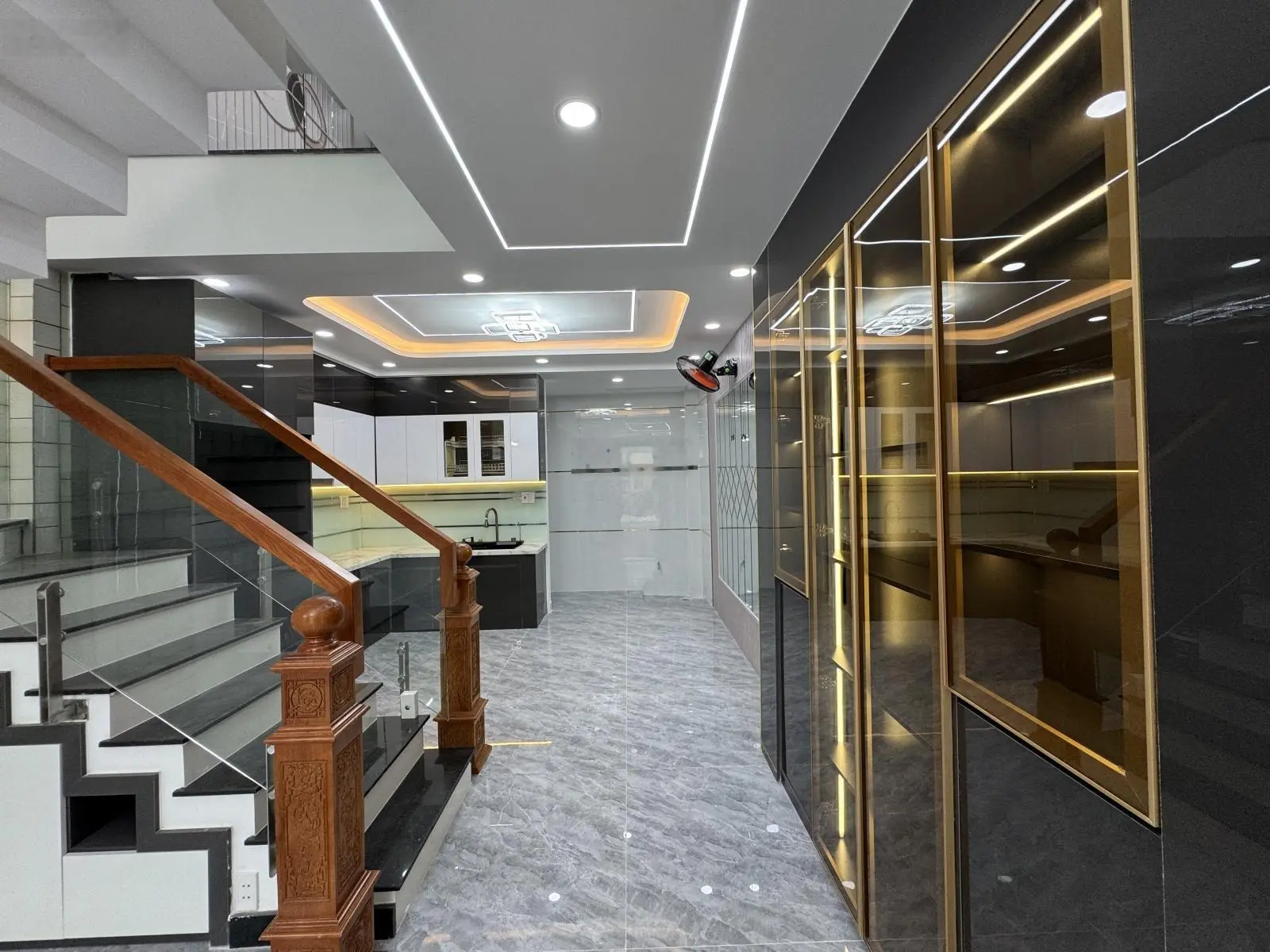 Bán nhà ngay gần chợ Bình Long, ngang 4,3m dài 12m, đúc 5 lầu, có nội thất