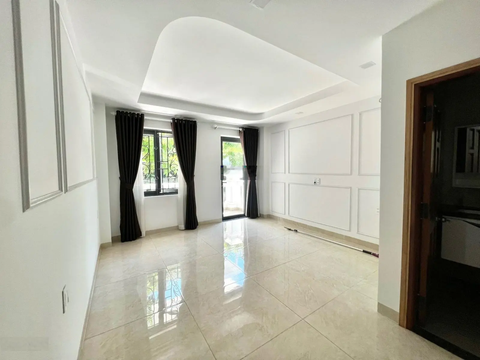 Bán nhà 4 tầng mặt tiền đường Hồng Bàng nội thất đẹp, có thang máy