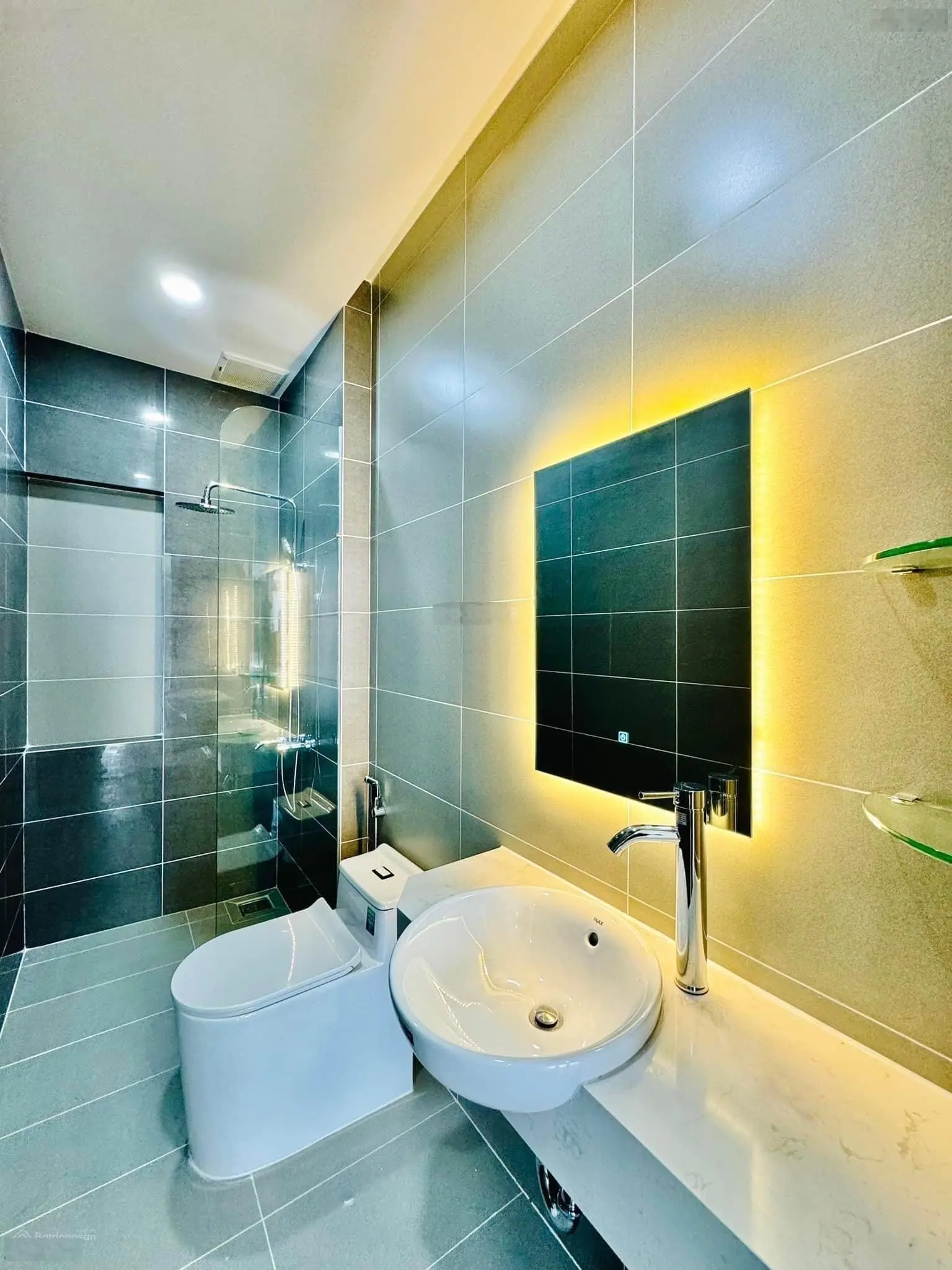 Cần bán nhà CMT8, P12, Q10. DT 62m2, trệt, 4 lầu. Giá 3 tỷ 450. Gần Công trường Dân Chủ.