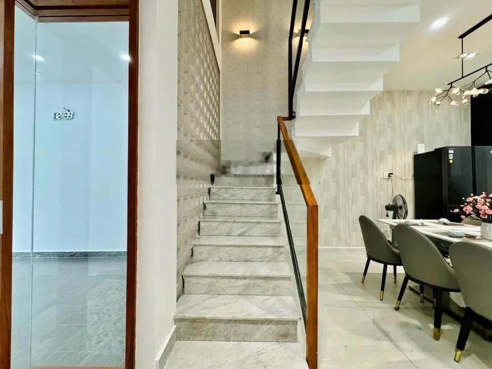 Kẹt tiền bán gấp nhà phía sau Vincom Cộng Hoà, Nguyễn Thái Bình, Tân Bình. Giá 3,45 tỷ. 0906 963 ***