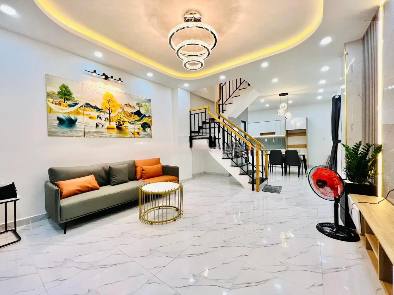 Chỉ 3,3 tỷ! Nhà 63m² gần chợ Trần Hữu Trang xây 1 trệt 2 lầu. Gần bờ kè đủ tiện ích,hẻm oto. Sổ sẵn