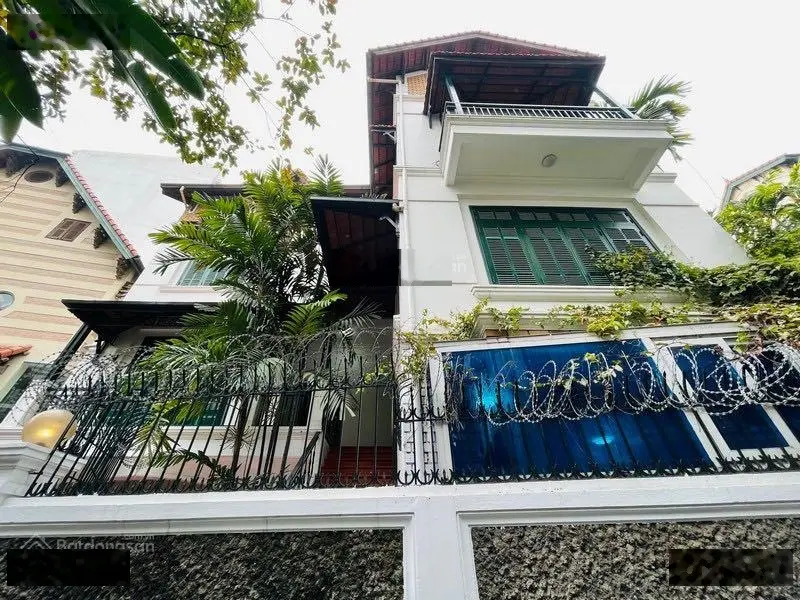 Biệt thự đẹp bể bơi sân vườn Hồ Tây bán, xe hơi 7 chỗ đỗ trong nhà. Biệt thự chất lượng cao