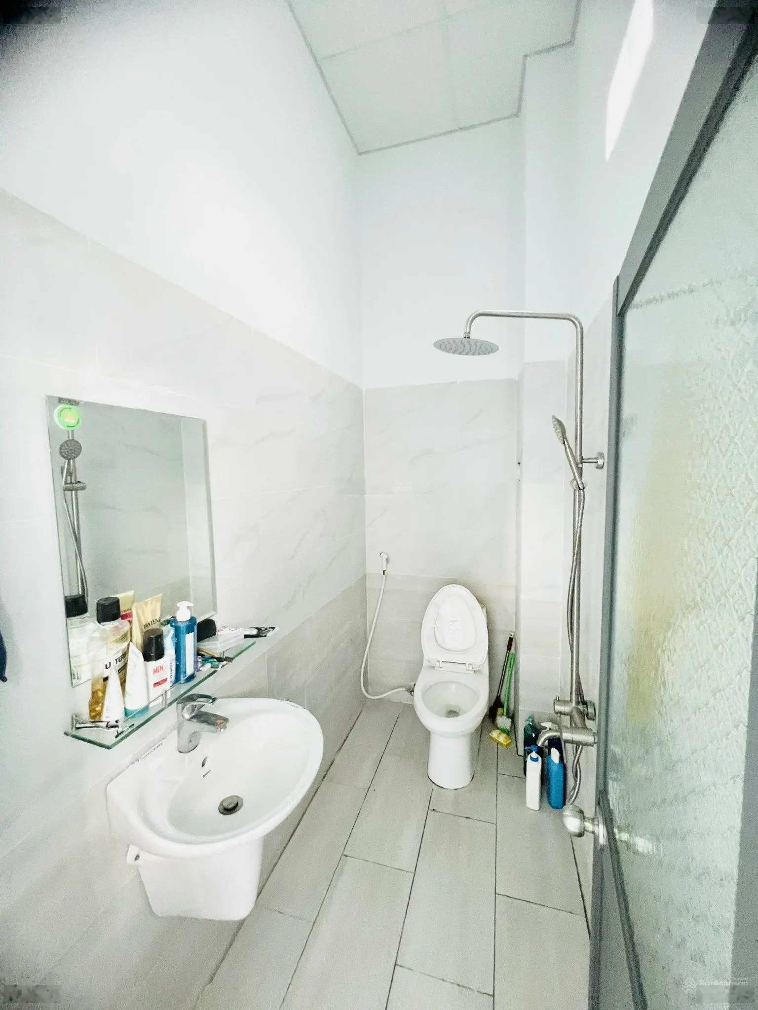 Cần bán căn nhà mới, 1 trệt 1 lầu gần chợ, hồ bơi Phương Nam. Sổ riêng thổ cư giá chỉ 2 tỷ 850