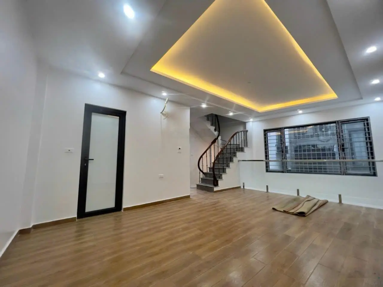 Cần bán nhà riêng phố Thái Hà 40m 6 Tg MT 5,2m chỉ 10 tỷ thang máy 30m ô tô full nội thất.