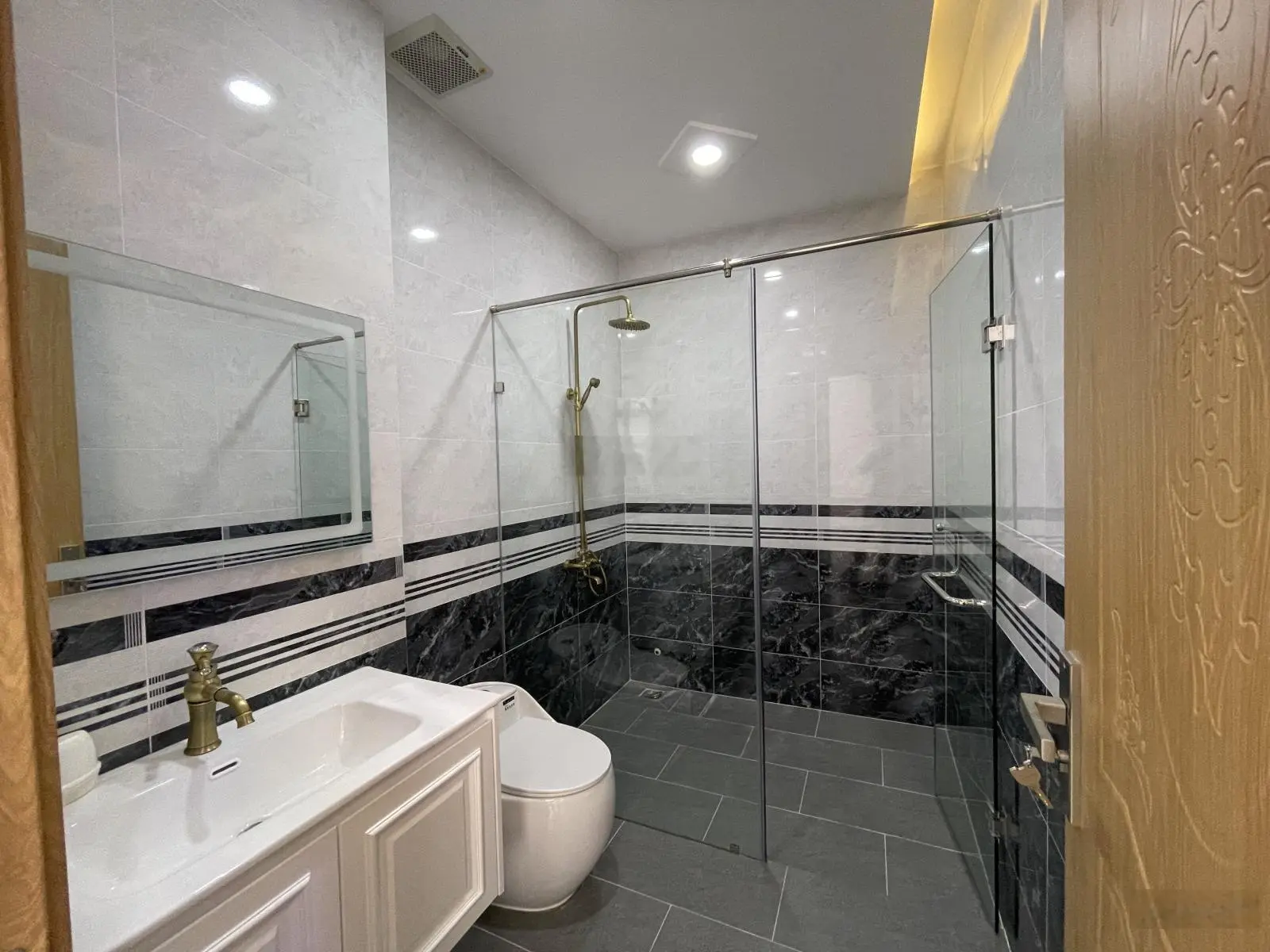 Bán gấp căn biệt thự tân cổ điển 3 tầng - chỉ 9 tỷ 500 triệu - nội thất cao cấp, vào ở ngay