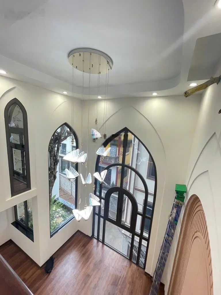 Bán nhà đẹp như truyện cổ tích 35m 6t 7,8 tỷ phố trạm long biên