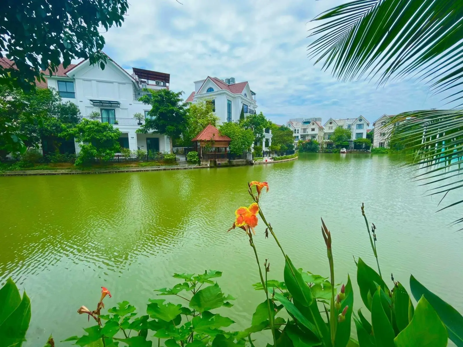 Bán BT Bằng Lăng 05 - 10 hướng TN, diện tích 351m2 XD 623m2 view ngã 3 sông rộng, giá 89tỷ bao phí