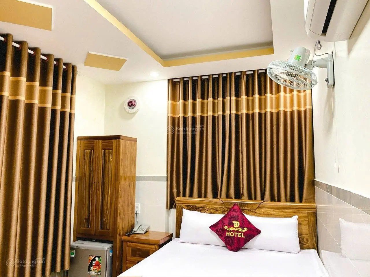 Bán khách sạn Nguyễn Minh Hoàng DT: 4.2x17, 1 hầm 5 lầu, p12, Q Tân Bình