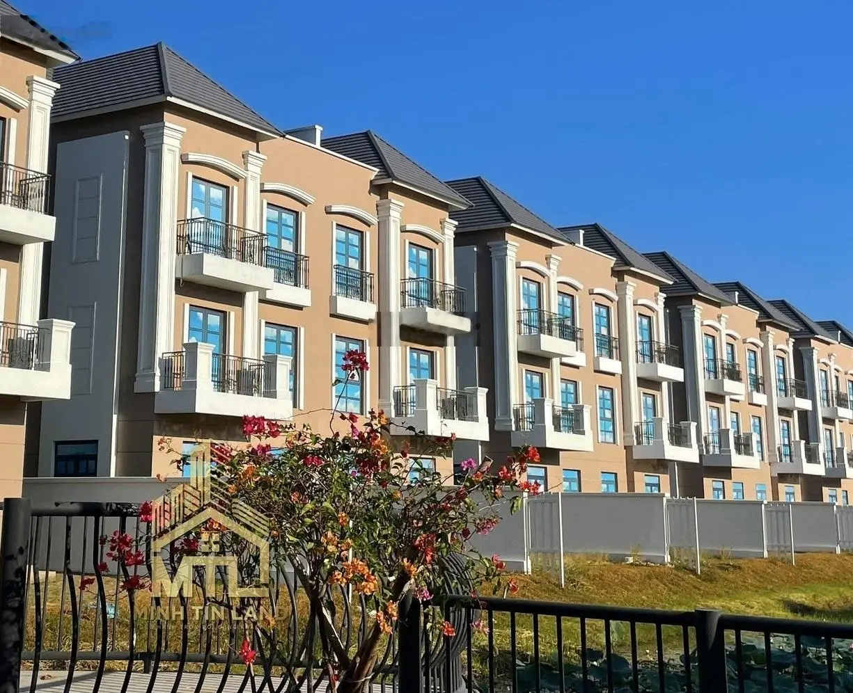 Bán căn nhà phố hoàn thiện cơ bản, sẵn hợp đồng thuê chỉ 17 tỷ, có sổ hồng tại Vinhomes Grand Park