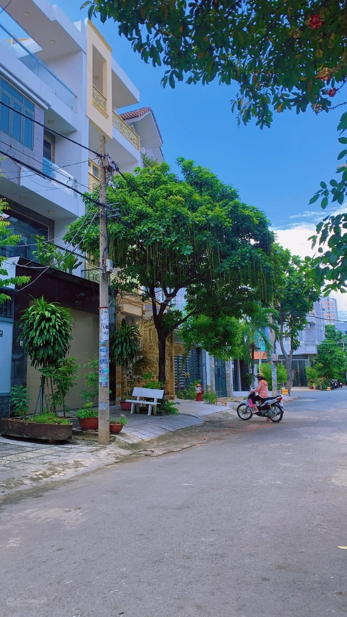 Biệt thự lô góc 4 tầng mới có thang máy khu vip Tên Lửa - ngang 5m, SD 144m2 - vị trí cực đẹp