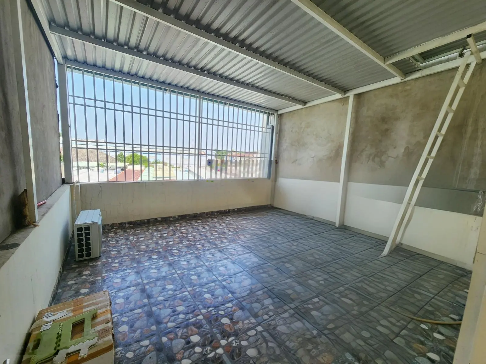 Bán nhà, 3 tầng 2 phòng ngủ rộng, 80m2 ngang 5m, ngay chợ đêm Hòa Lân, 3.89 tỷ TL