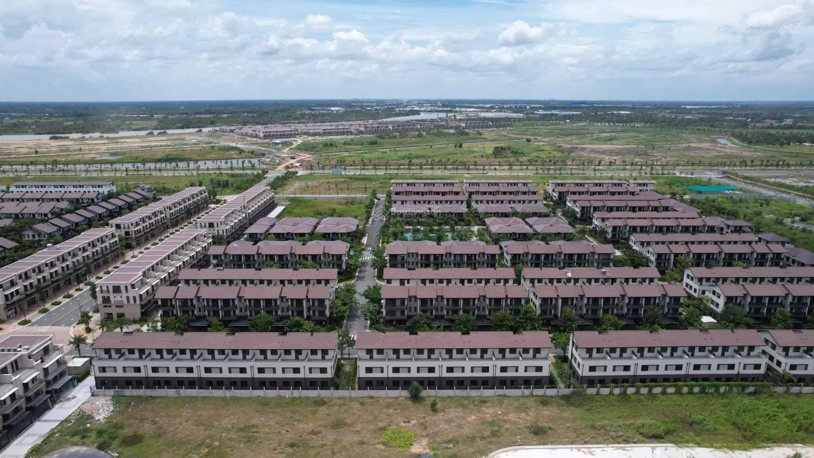 Cần bán căn biệt thự đơn lập (225m2) khu Rivera giá tốt trên thị trường, hướng nhìn về Sông Vàm Cỏ