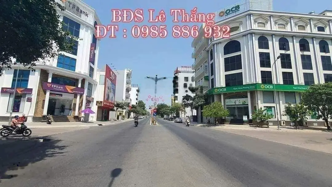 Chủ cần tiền bán lại biệt thự vip trong trung tâm hành chính TP Dĩ An, Bình Dương. DT 550m2. Giá rẻ