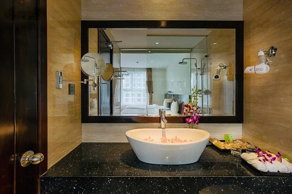 Toà căn hộ cao cấp 8 tầng có hầm - 105m2 MT 6m cách biển Mỹ Khê 200m DT 100tr/tháng chỉ nhỉnh 14 tỷ