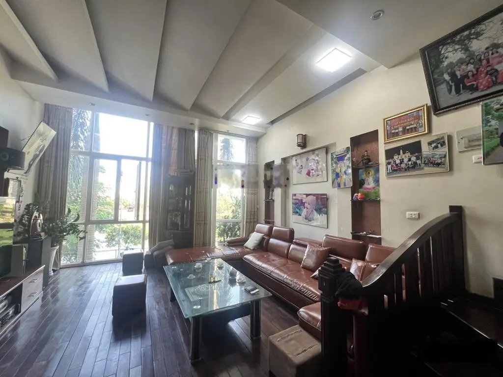 Bán nhà bên hồ, phong thuỷ hồ nước rất tốt, 72m2, mặt tiền 5,2m, ô tô, vỉa hè, Giá 20,3 tỷ.