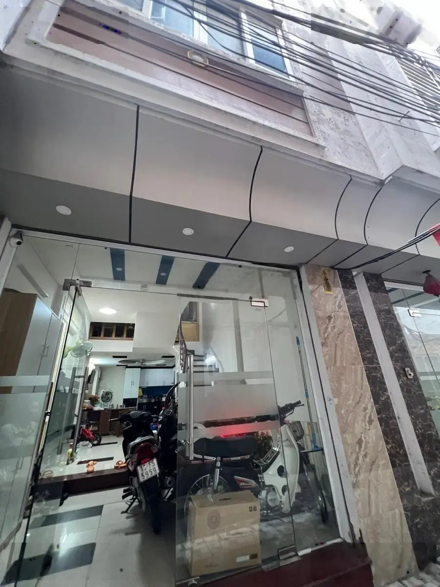 Nguyễn Trãi. 44m2. 8.35 tỷ. Vị trí vàng. Thuận tiện di chuyển. Nhà đủ công năng.