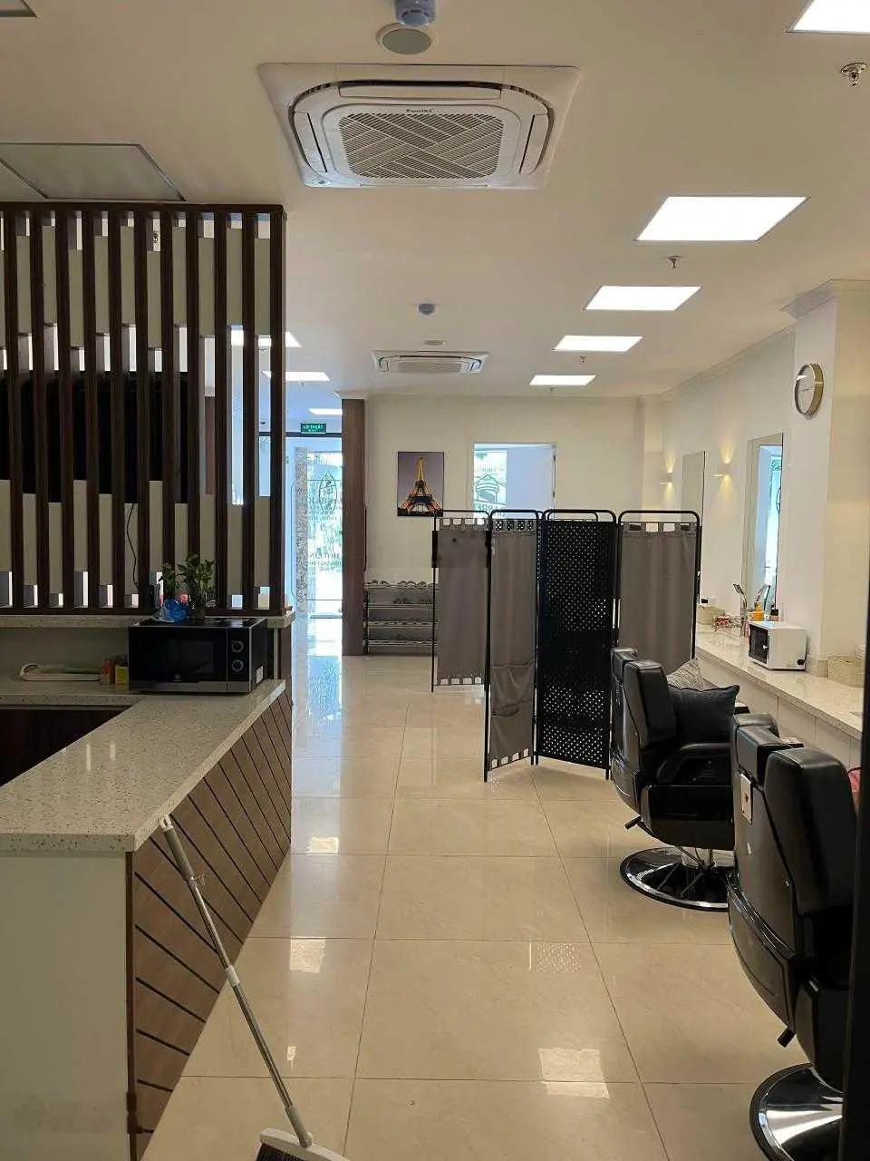 Cần bán gấp MP Trần Thái Tông, MT 8m, vỉa hè 11m, xây 11 tầng, dòng tiền 209 tr/th