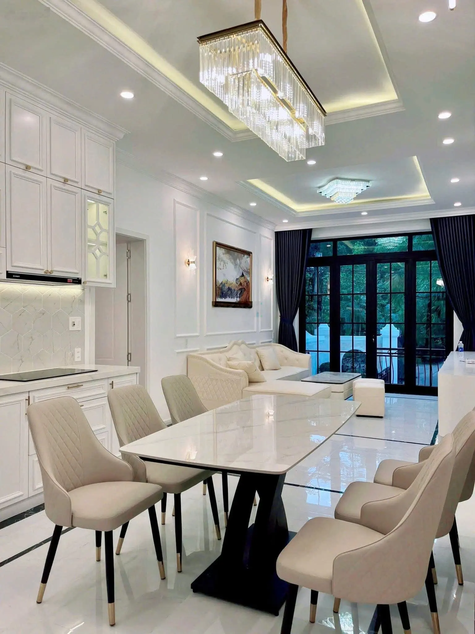 Nhà 2 tầng Full nội thất xịn xò thiết kế theo phong cách Tân Cổ Điển