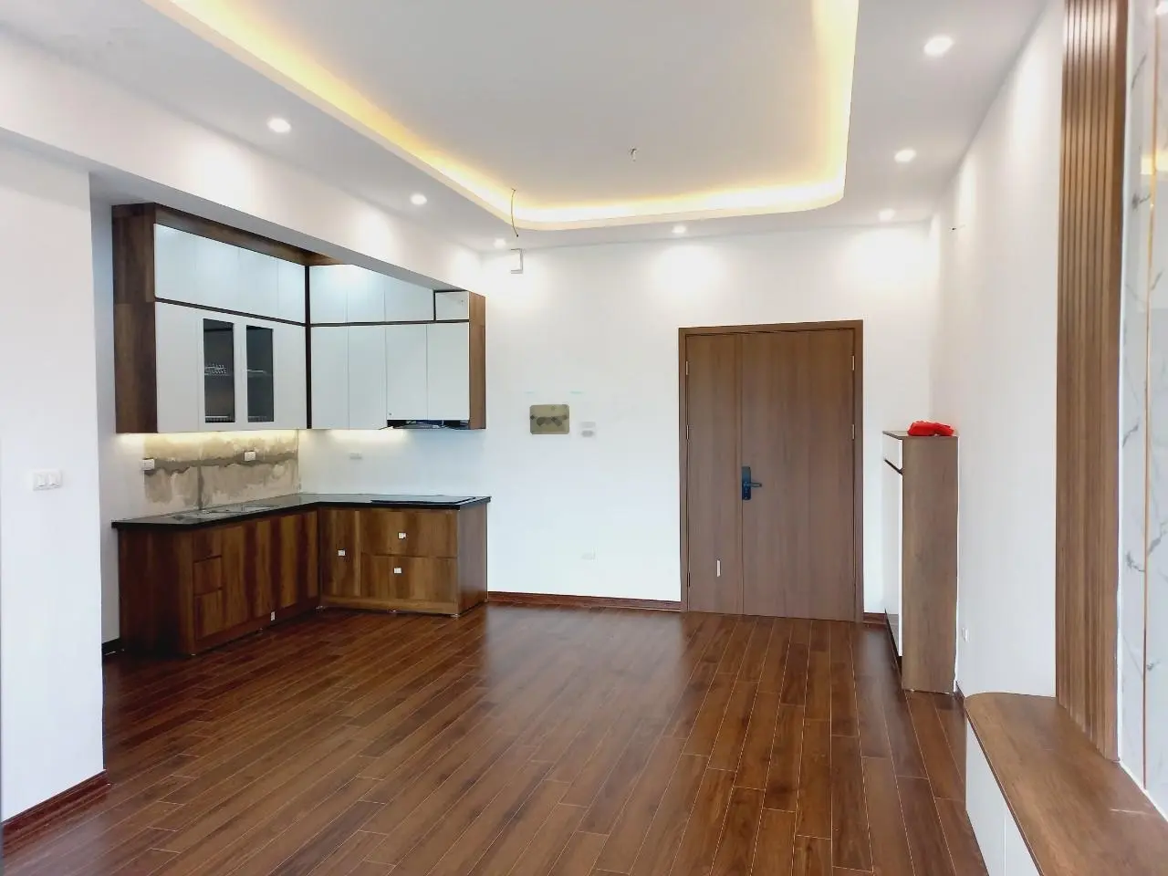 Bán căn hộ chung cư Nơ 1A Linh Đàm sổ đỏ 81m2 có 3 phòng ngủ, ban công view hồ