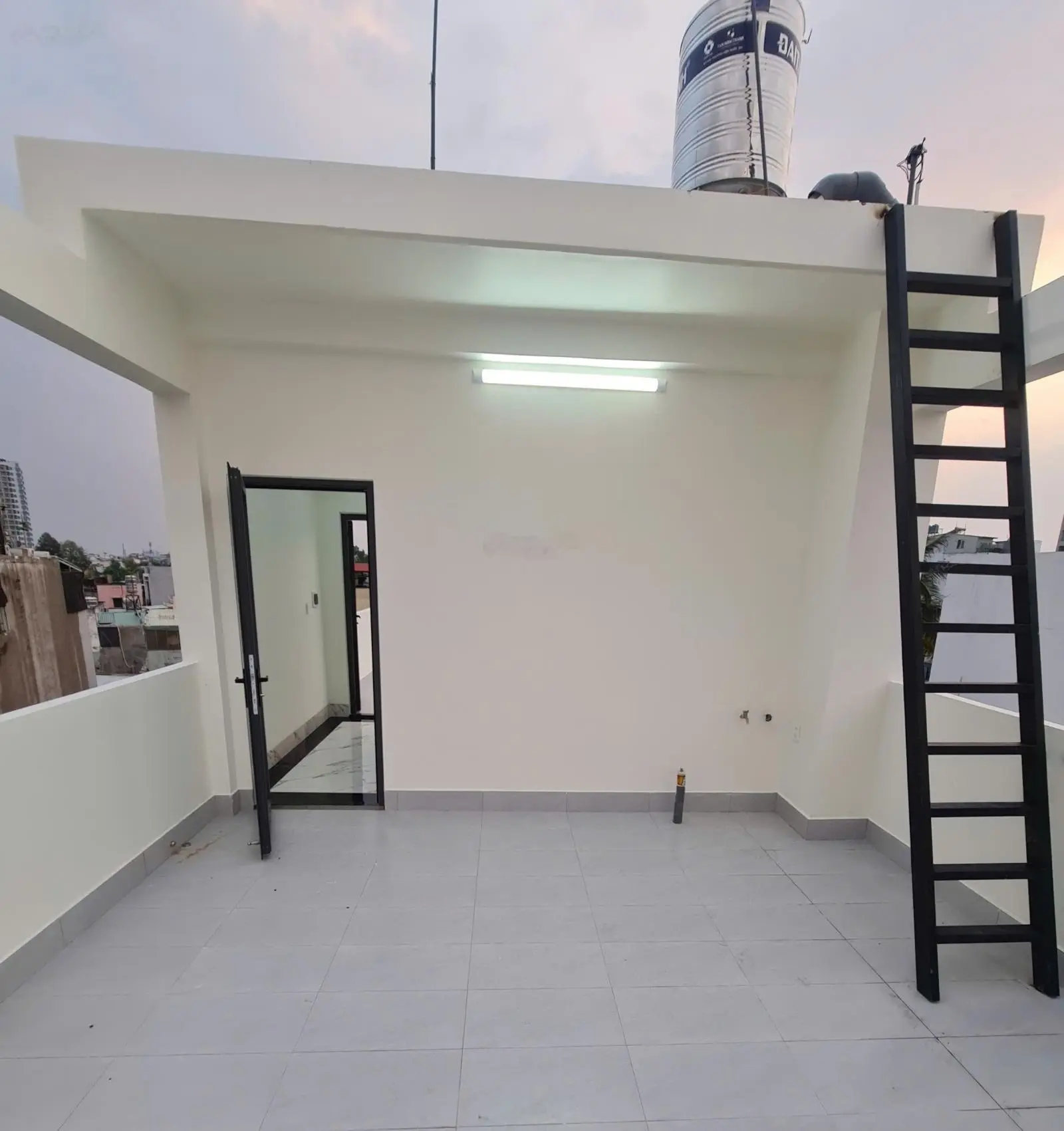 Nhà bán hẻm 50 đường Hoà Bình p5 quận 11 TPHCM gồm 4 p ngũ 1 thờ 5 WC giá 11 CTL, LH:0969748973