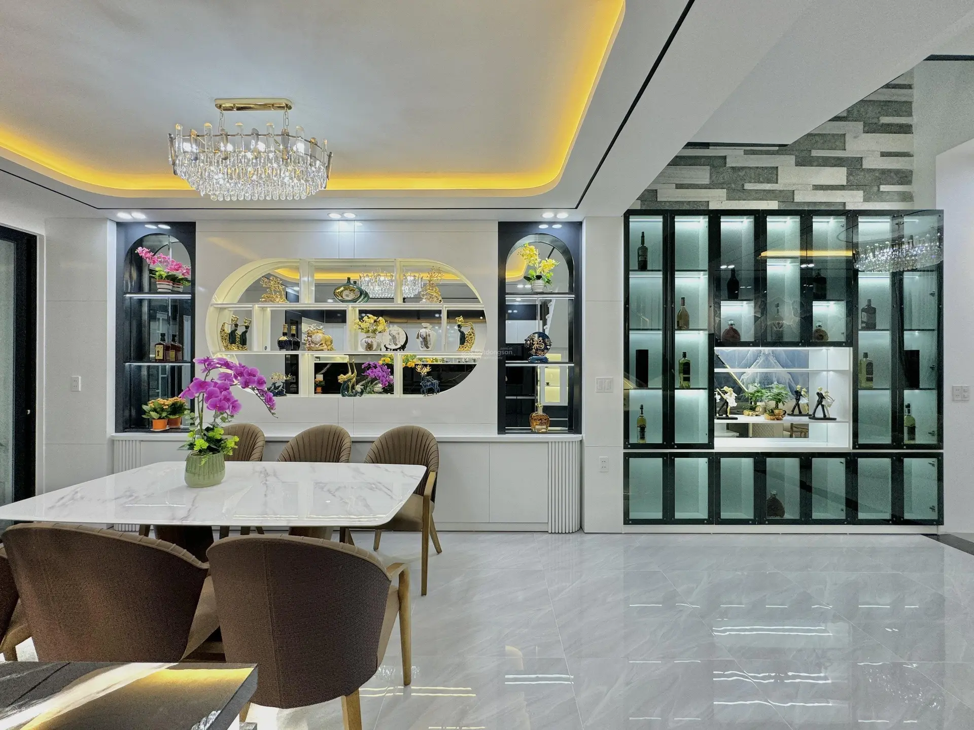 Nhà đẹp Đà Nẵng - Bán gấp nhà 3 tầng Tân Cổ Điển, thông biển, full nội thất nhà mới xây LH 09378943