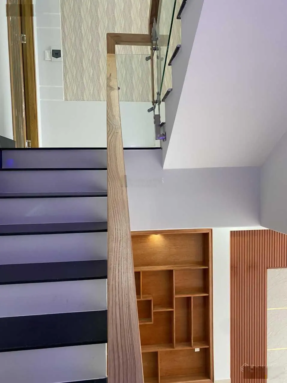 Nhà bán Dĩ An 2 lầu - sổ hồng riêng đã làm hoàn sân ô tô 7 chỗ