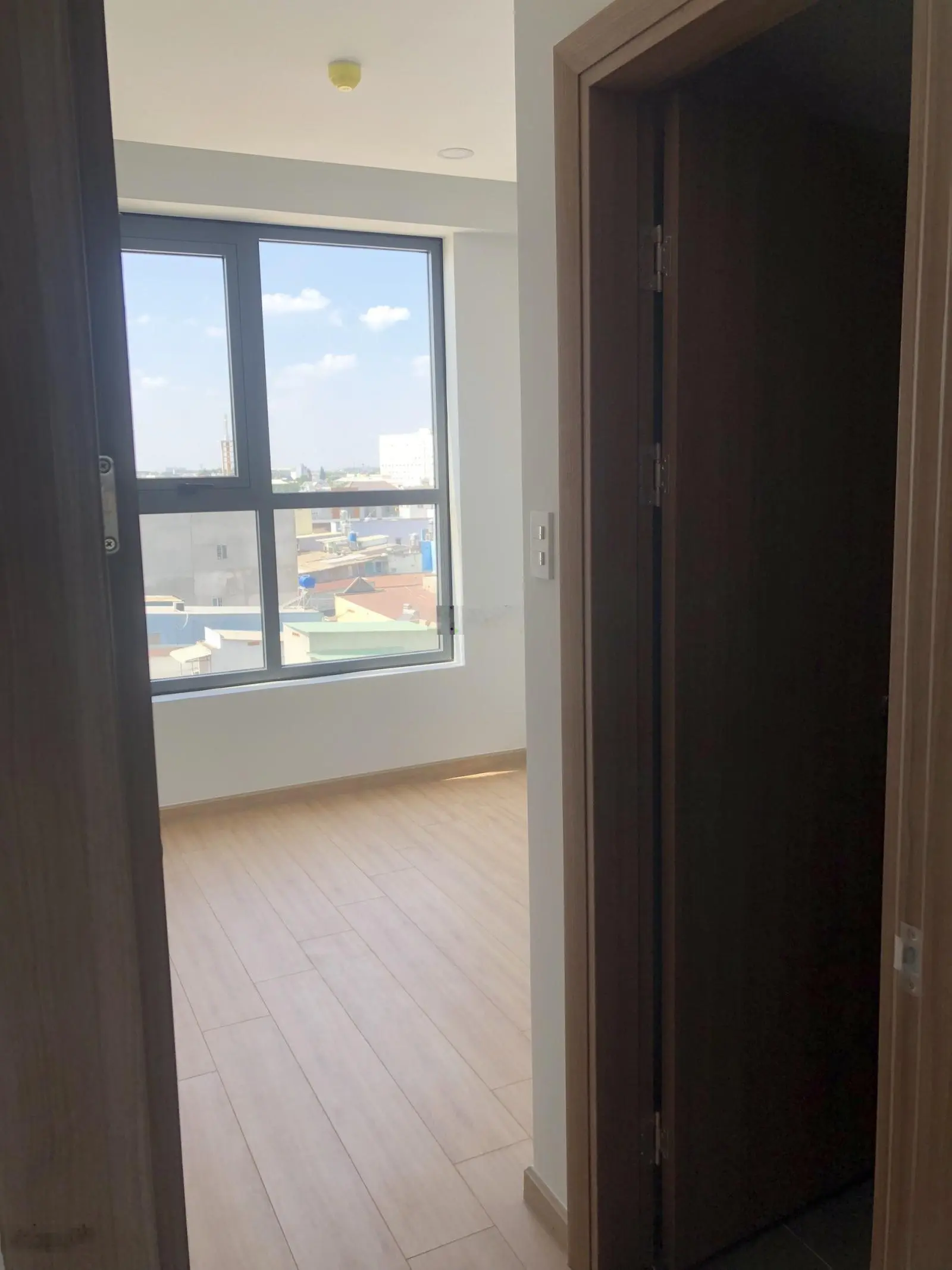 Kẹt vốn bán gấp Bcons Green View 2PN - 1WC view ngoài, trả trước 320 tr nhận nhà 1,6 tỷ