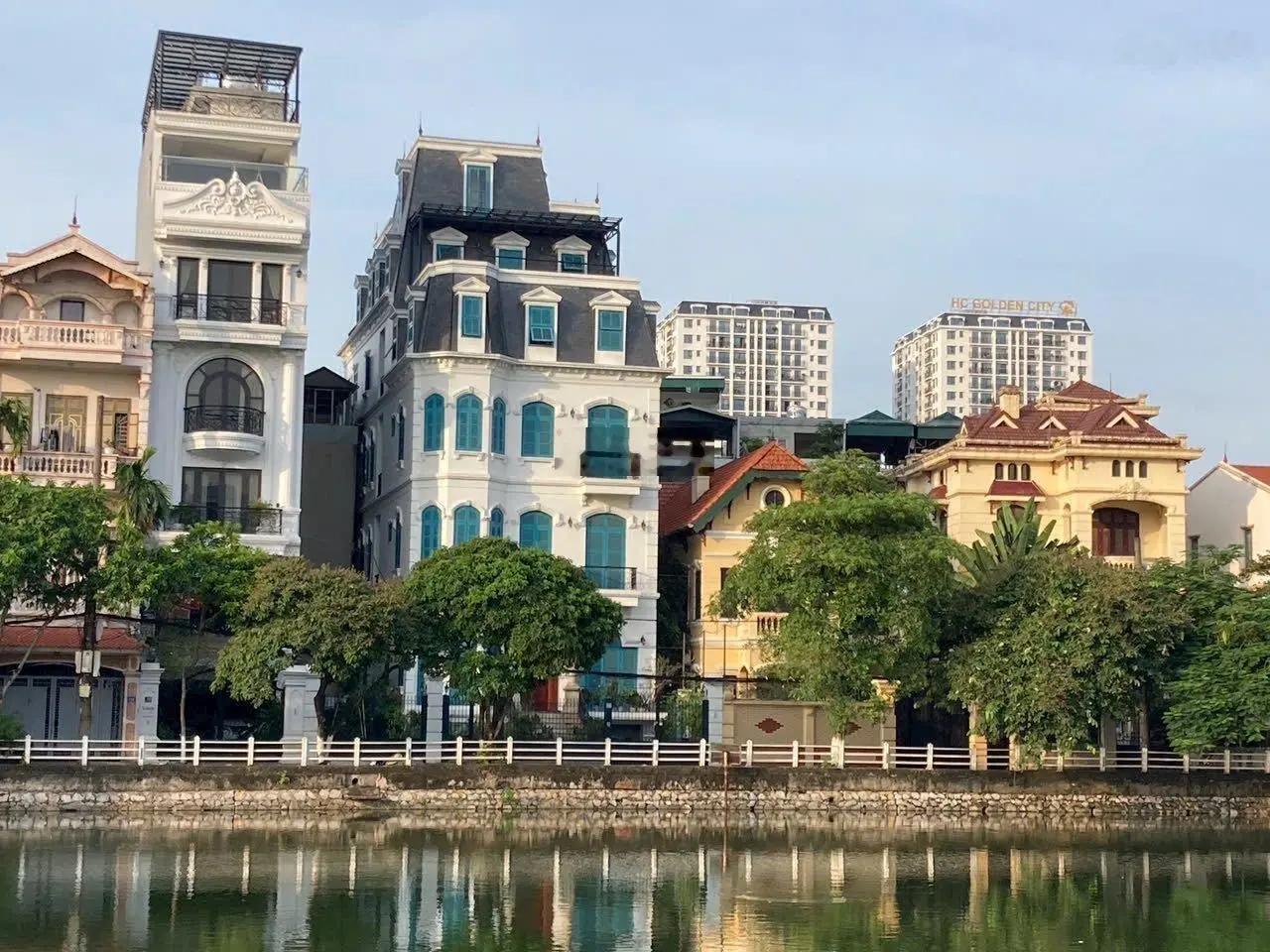 Bán nhà 4 tầng (có gara) mặt Hồ Bồ Đề giá trị, vừa ở hưởng trọn view Hồ 3ha trong lành thoáng mát.